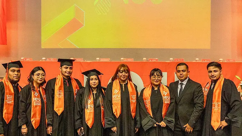 La Universidad IEU no solo celebra un logro académico, celebra la capacidad de sus egresados para conciliar trabajo C.